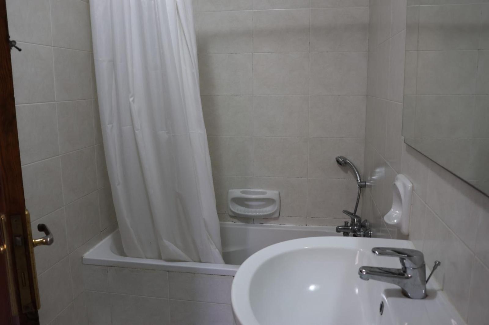 F51 With Private Bathroom Near The In Shared منزل للإقامة سليمة